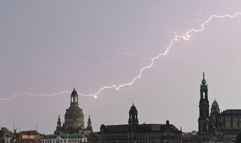 In Sachsen ist zur Mitte der Woche ist erneut mit Schauern und Gewittern zu rechnen. (Archivbild) Foto: Robert Michael/dpa