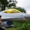 Zelenski exhibe los primeros aviones F-16 estadounidenses mientras las tropas rusas continúan su avance en Donbás