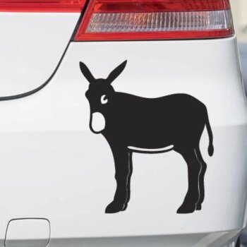 ¿Qué significa la pegatina del burro que llevan muchos coches en la parte trasera?