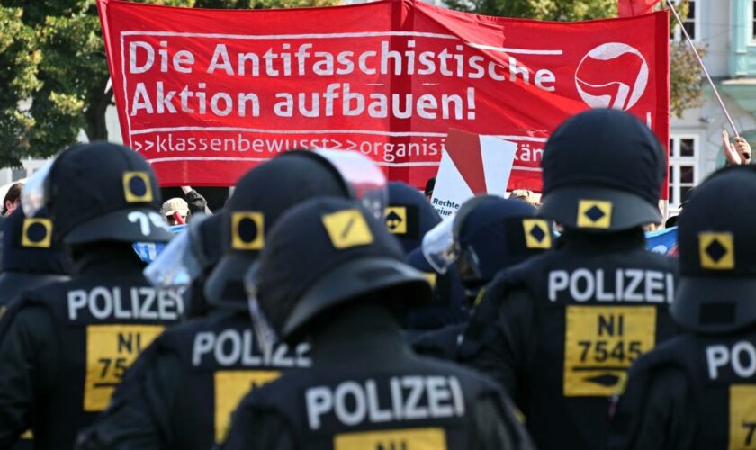 AfD wird Antifa verbieten, wenn sie regiert, droht Alice Weidel den Demonstranten in Erfurt