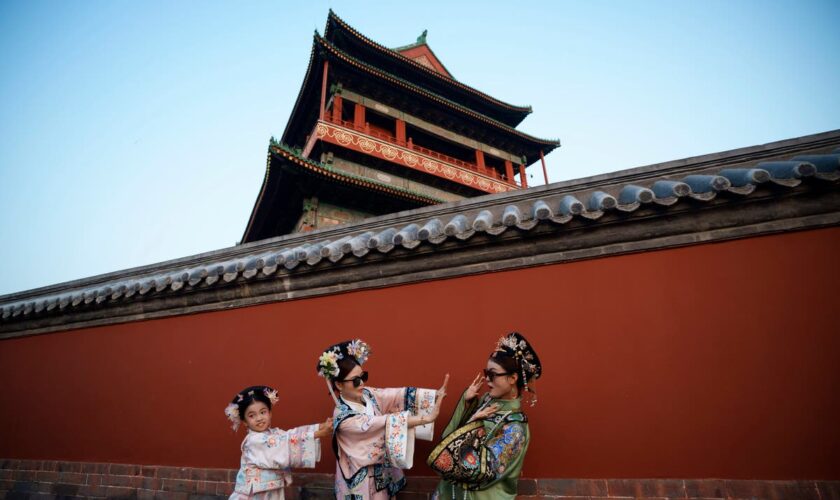 AP PHOTOS: Beijing's imperial palace bustles with throngs of visitors in Qing dynasty costumes