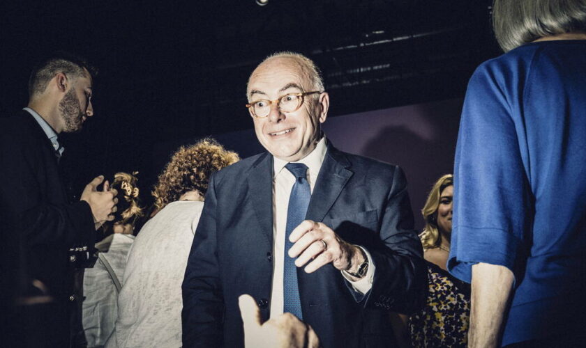 EN DIRECT - Choix du Premier ministre : toujours aucun nom pour Matignon, Bernard Cazeneuve fait figure de favori