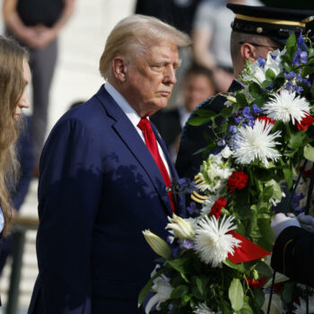 Pourquoi Donald Trump est pris dans la controverse après sa visite au cimetière militaire d’Arlington