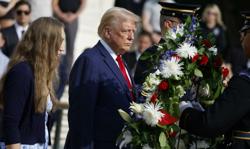 Pourquoi Donald Trump est pris dans la controverse après sa visite au cimetière militaire d’Arlington