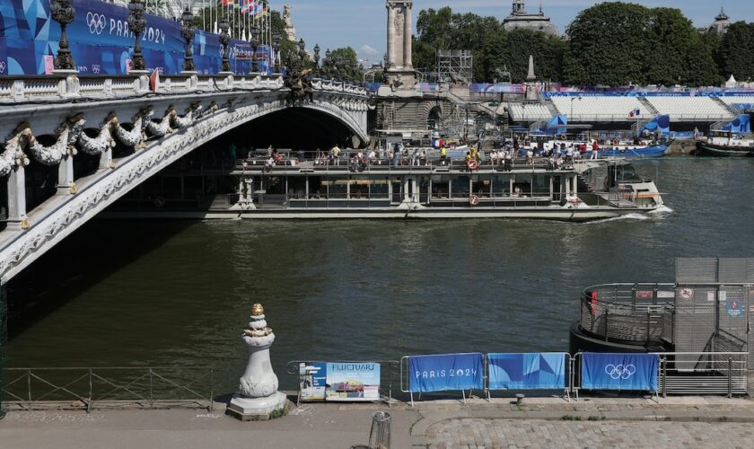 La Seine passe sous le pont Alexandre III, le 28 juillet 2024 à Paris