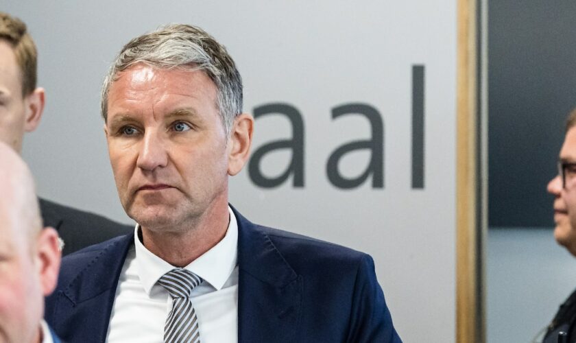 Björn Höcke (c), l'une des plus figures les plus radicales de l'AfD, arrive à son procès pour l'utilisation d'un slogan nazi lors d'un meeting, le 23 avril 2024 à Halle