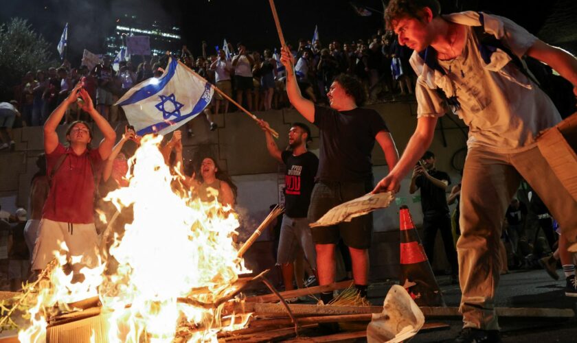 Demonstrators stand in front of a fire as protesters block a main road to show support for the hostages who were kidnapped during the deadly October 7 attack, amid the ongoing conflict in Gaza between Israel and Hamas, in Tel Aviv, Israel September 1, 2024. REUTERS/Florion Goga