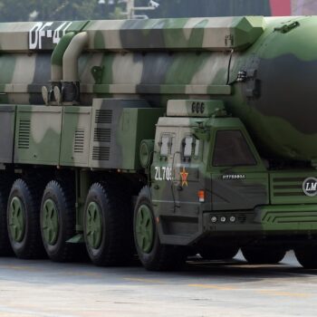 Une formation de groupe de missiles nucléaires stratégiques intercontinentaux Dongfeng-41 défile pour célébrer le 70e anniversaire de la fondation de la République populaire de Chine à Beijing, le 1er octobre 2019.