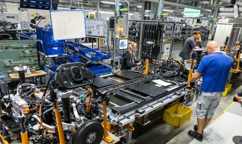 Des employés de l'usine de production du constructeur automobile allemand Volkswagen à Zwickau, le 20 août 2024 en Allemagne