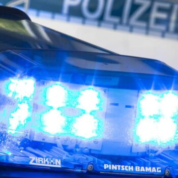 Auto rast auf Bürgersteig und verursacht Crash – Verdacht auf Vorsatz