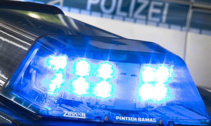 Auto rast auf Bürgersteig und verursacht Crash – Verdacht auf Vorsatz