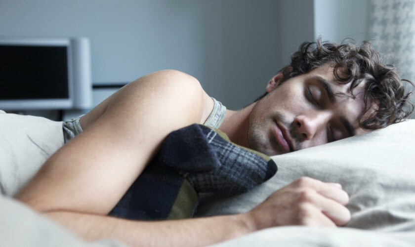 En manque de sommeil ? Dormir plus le week-end pour « rattraper » ses heures, est bénéfique selon cette étude