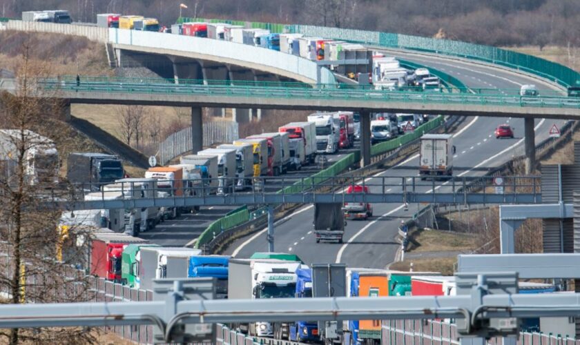 Rund 30 Migranten auf Autobahn D8 in Lkw entdeckt – eine Tote