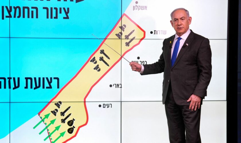 Israeli Prime Minister Benjamin Netanyahu stands before a map of the Gaza Strip, telling viewers how Hamas has imported arms into the territory since Israel's withdrawal in 2005, during a news conference in Jerusalem, September 2, 2024. Hebrew onscreen reads, "Gaza after the disengagement, oxygen pipe of Hamas". Ohad Zwigenberg/Pool via REUTERS