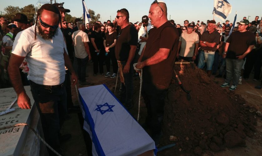 Des membres de la famille et des proches d'Alexander Lobanov, enlevé lors de l'attaque du Hamas du 7 octobre dont le corps a été retrouvé dans un tunnel de la bande de Gaza, le 1er septembre 2024 au cimetière d'Ashkelon dans le sud d'Israël