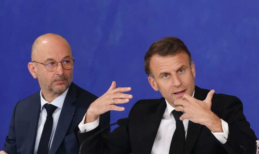 Emmanuel Macron avec le président du Conseil économique, social et environnemental (Cese), Thierry Beaudet, le 26 avril 2024 à Paris