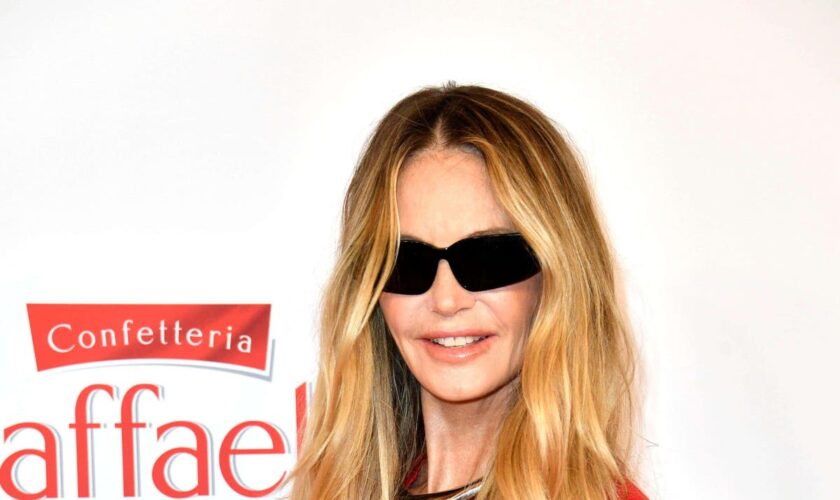 Elle Macpherson reveals secret breast cancer diagnosis – how to spot the warning signs