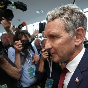 Le candidat du parti d'extrême droite AfD (Alternative pour l'Allemagne) pour les élections régionales en Thuringe, Björn Höcke, arrive au Parlement de Thuringe à Erfurt, dans l'est de l'Allemagne, le 1er septembre 2024, après la fermeture des bureaux de vote