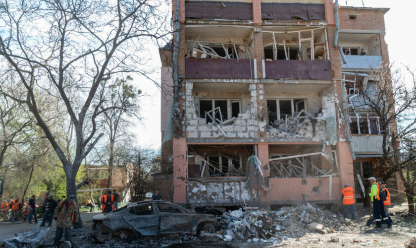 Guerre en Ukraine : des dizaines de civils tués dans une frappe russe visant un institut militaire