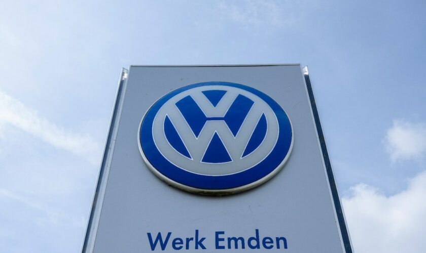 Le logo du constructeur automobile allemand Volkswagen, le 20 mai 2022 à Emden, dans le nord de l'Allemagne