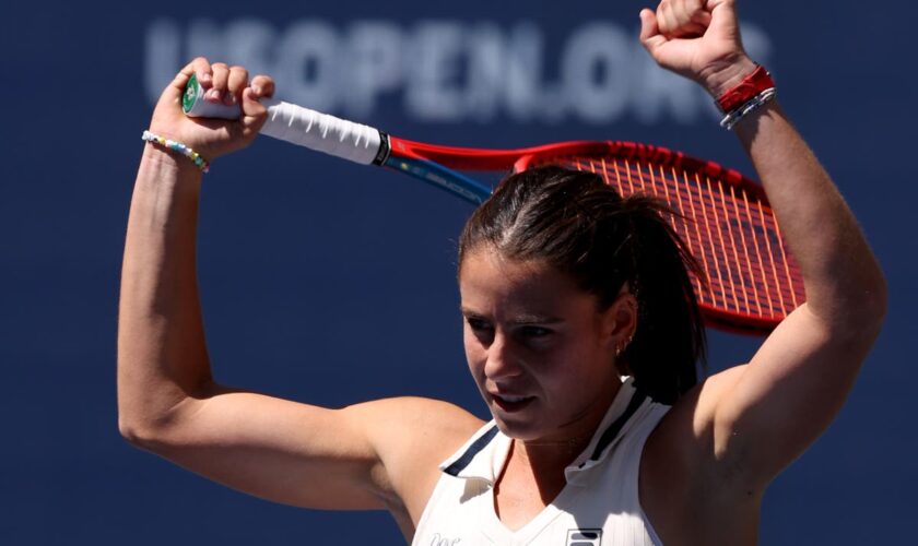 Emma Navarro finishes strongly to beat Paula Badosa in US Open quarter-final