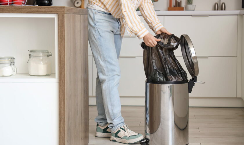 Tout le monde se trompe, voici la bonne façon de mettre un sac poubelle sans qu'il se déchire