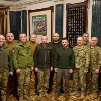 Cette photographie prise et publiée par le service de presse présidentiel ukrainien le 10 février 2024 montre le président ukrainien Volodymyr Zelensky (au centre) avec le nouveau commandant en chef des forces armées ukrainiennes Oleksandr Syrsky (au centre) et le ministre de la Défense de l'Ukraine.