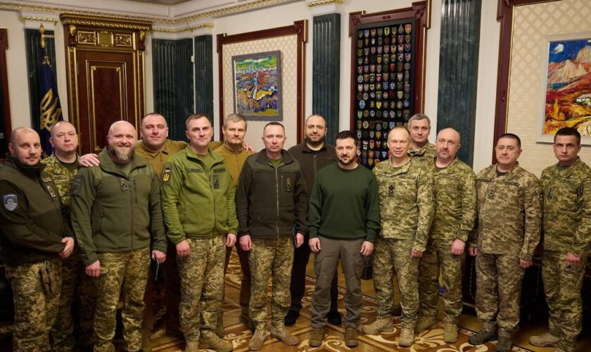 Cette photographie prise et publiée par le service de presse présidentiel ukrainien le 10 février 2024 montre le président ukrainien Volodymyr Zelensky (au centre) avec le nouveau commandant en chef des forces armées ukrainiennes Oleksandr Syrsky (au centre) et le ministre de la Défense de l'Ukraine.