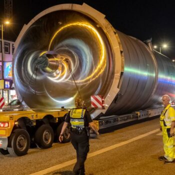 XXL-Schwertransporter rollen durch St. Pauli nach Wandsbek