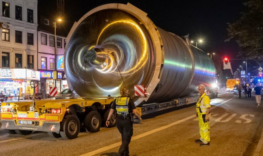 XXL-Schwertransporter rollen durch St. Pauli nach Wandsbek