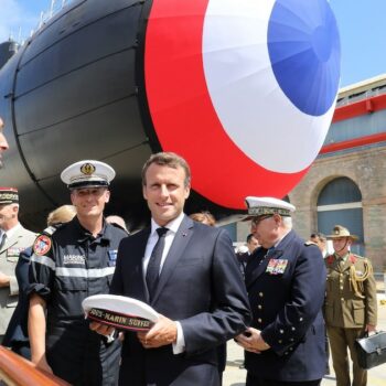 Le président Emmanuel Macron rencontre l'équipage du sous-marin nucléaire d'attaque français "Suffren" à Cherbourg (nord-ouest) le 12 juillet 2019