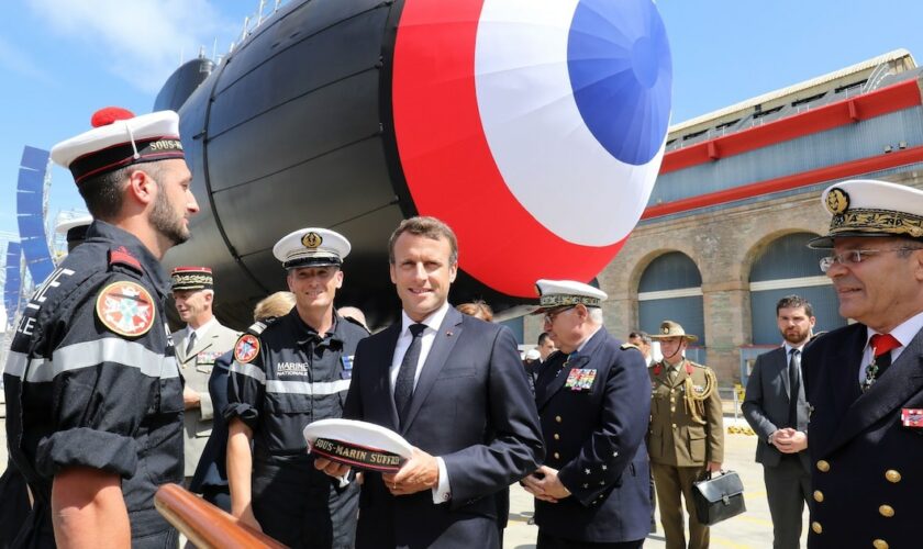 Le président Emmanuel Macron rencontre l'équipage du sous-marin nucléaire d'attaque français "Suffren" à Cherbourg (nord-ouest) le 12 juillet 2019