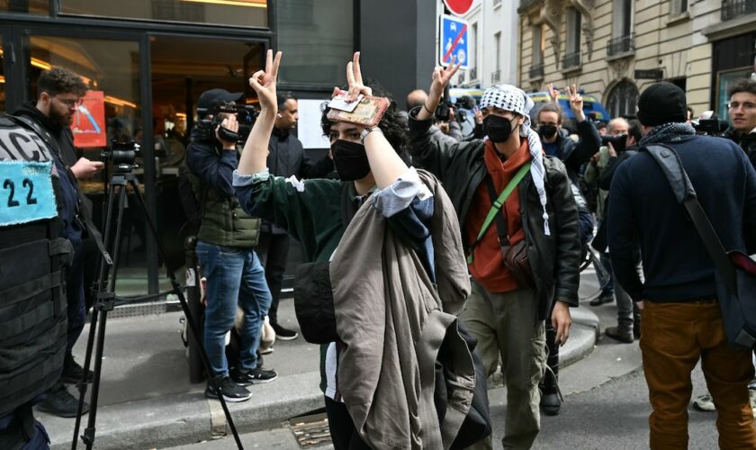 Des manifestants pro-palestiniens escortés par des gendarmes lors de l'évacuation d'un sit-in à Sciences Po Paris, le 3 mai 2024