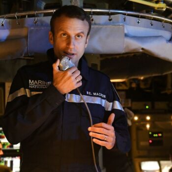 Emmanuel Macron s'adresse par radio aux marins du sous-marin "Le Terrible", le 4 juillet 2017 à L'Île Longue