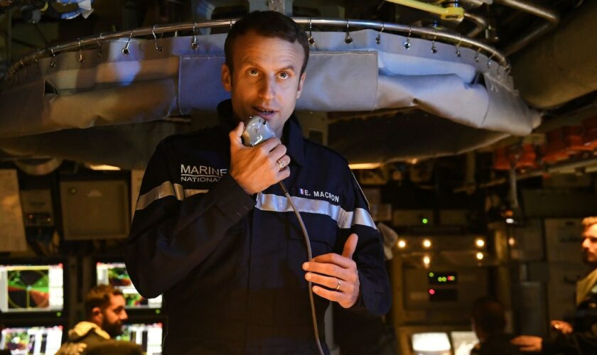 Emmanuel Macron s'adresse par radio aux marins du sous-marin "Le Terrible", le 4 juillet 2017 à L'Île Longue