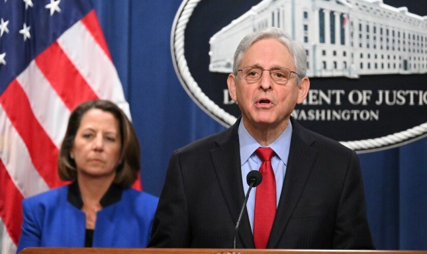 Le ministre américain de la Justice, Merrick Garland (r) lors d'une conférence de presse annonçant un procès antitrust contre Apple, le 21 mars 2024 à Washington