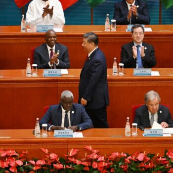 Le président chinois Xi Jinping (C) est applaudi avant de prononcer son discours lors du sommet du Forum sur la coopération Chine-Afrique, à Pékin le 5 septembre 2024