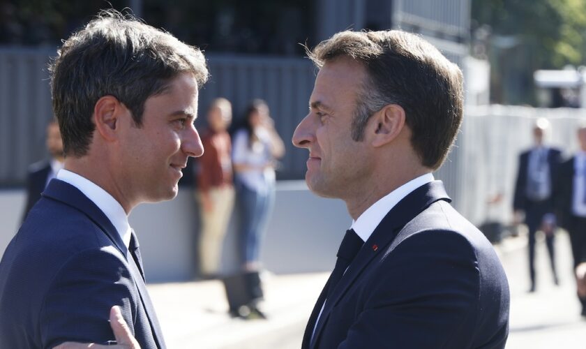 Le Premier ministre démissionnaire Gabriel Attal (gauche) et le président Emmanuel Macron le 14 juillet 2024 à Paris