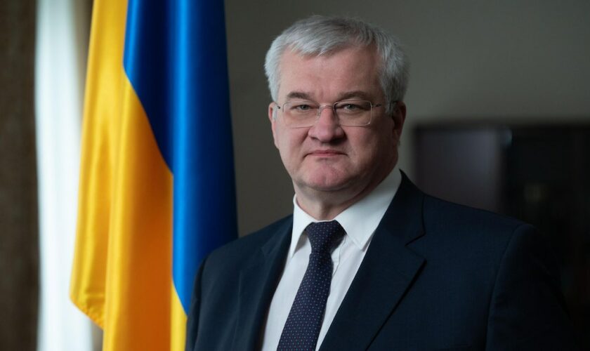 Le nouveau ministre ukrainien des Affaires étrangères Andriï Sybiga posant à côté d'un drapeau ukrainien (photographie non datée, diffusée par le service de presse du ministère le 5 septembre 2024)