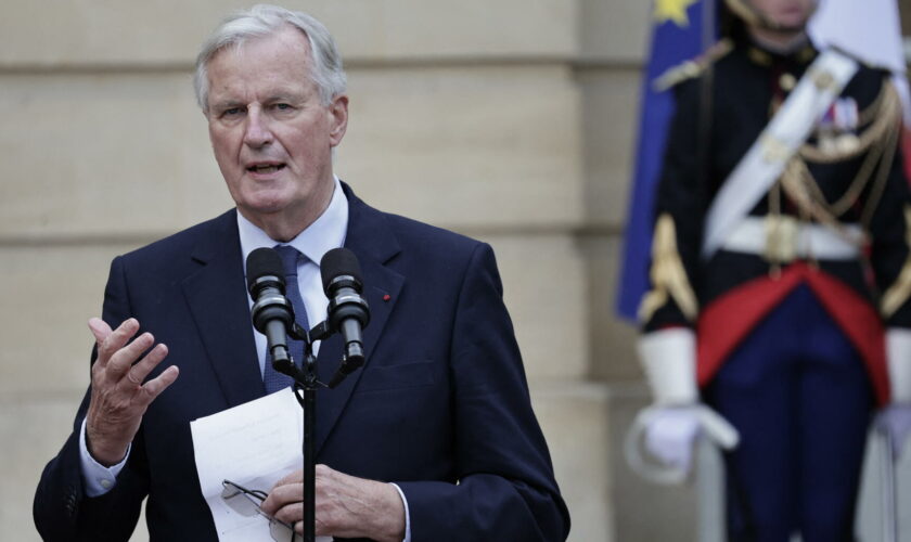 Michel Barnier parle des « gens d’en bas » lors de la passation de pouvoir et ulcère la gauche