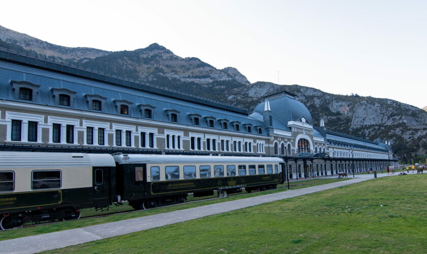 On la surnomme "le Titanic des Pyrénées", cette gare monumentale est devenue un incroyable palace 5 étoiles