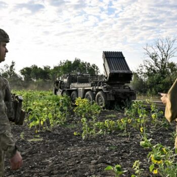 Des artilleurs de la 110e brigade mécanisée servant dans la direction de Pokrovsk, à côté d'un lance-roquettes multiple RM-70, dans la région de Donetsk, en Ukraine, le 7 août 2024