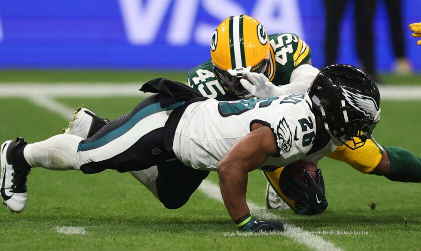 Saquon Barkley slips on first carry in Eagles debut, turns it around for Philadelphia touchdown in Brazil