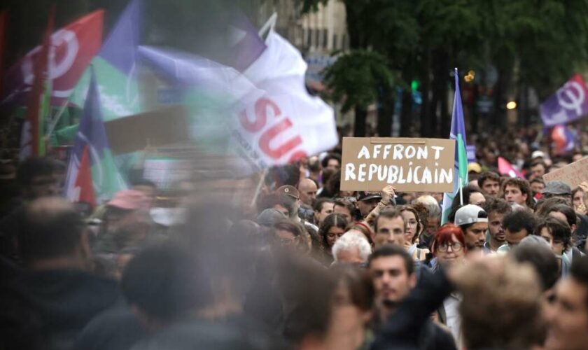 En colère et “reléguée au rôle d’opposition impuissante”, la gauche descend dans la rue