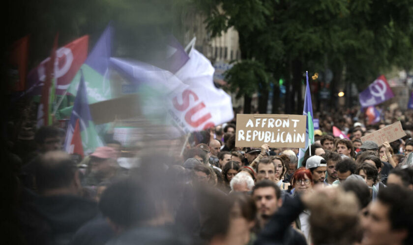 A la manif de Paris, la jeunesse de gauche brandit ses pancartes, entre espoir et colère