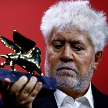 Pedro Almodóvar “enfin” sacré à la Mostra de Venise avec “La chambre d’à côté”