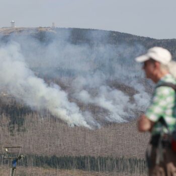 Waldbrand im Harz: Einsatzkräfte nehmen Löscharbeiten am Brocken wieder auf