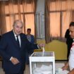 Le président algérien sortant Abdelmadjid Tebboune en train de voter lors de l'élection présidentielle à laquelle il est candidat, le 7 septembre 2024