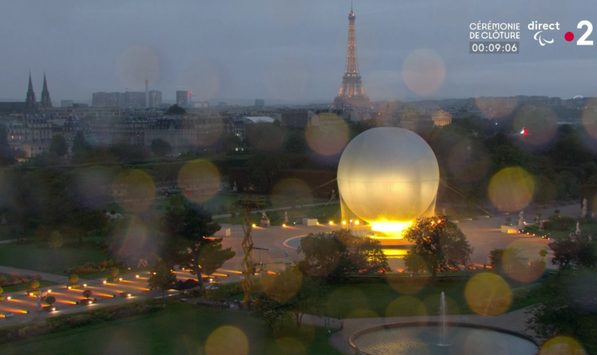 La vasque reste à terre pour son dernier soir et pendant la cérémonie de clôture, en raison du mauvais temps