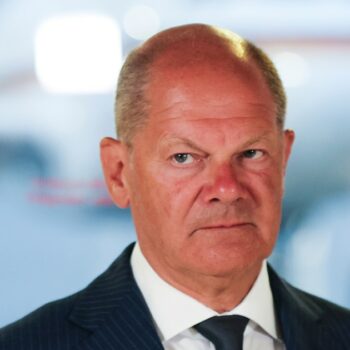 Le chancelier allemand Olaf Scholz le 1er août 2024 à l'aéroport international de Cologne